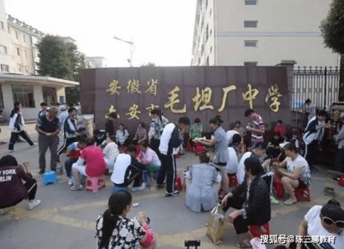 毛坦厂中学万人送考场面再现，传统与现代交织的青春力量