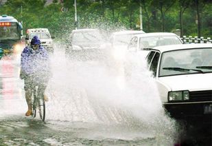 长沙暴雨，楼梯成瀑布，积水没过轮胎——城市雨情纪实